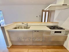 収納も、作業スペースも広々と設けられた使いやすいシステムキッチンです＾＾カウンターキッチンなので、ご家族と会話をしながら楽しくお料理ができます＾＾