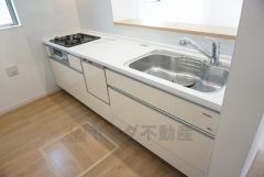 同仕様写真。現況と異なる場合は現況優先です。 収納も、作業スペースも広々と設けられた使いやすいシステムキッチンです＾＾カウンターキッチンなので、ご家族と会話をしながら楽しくお料理ができます＾＾