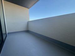 陽当たりの良いバルコニーです。お洗濯やお布団干しはもちろん、日光浴スペースにも。足元は防水工事施工済です。