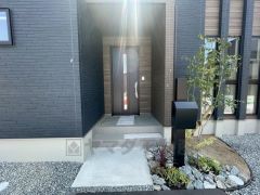 家の顔となる玄関扉がかっこいいと、たくさんの人を招き入れたくなりますね＾＾奥まって設置されており、雨にも濡れにくくなっています。
