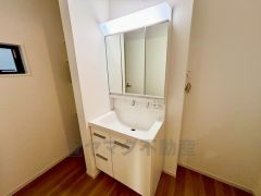 三面鏡にハンドシャワー付きで使いやすい洗面台です＾＾鏡裏と洗面ボウル下に収納付きの洗面台なので、整理整頓ができスッキリと使えます＾＾