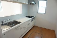 使い勝手の良いシステムキッチン。対面式キッチンからはリビングにいる家族の様子が確認できて安心です＾＾