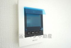 防犯性もばっちり、TVモニター付きインターホン完備。大きなモニターで玄関先を確認できます。録画機能が付いているので不在時の訪問者も確認できて安心です＾＾