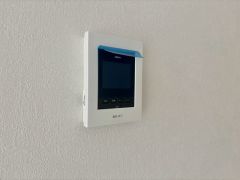 防犯性もばっちり、TVモニター付きインターホン完備。大きなモニターで玄関先を確認できます。録画機能が付いているので不在時の訪問者も確認できて安心です＾＾