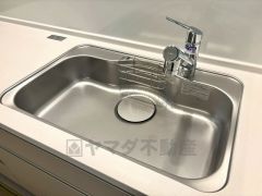 大きなお鍋も楽々洗える幅の広いシンクです＾＾ステンレスシンクなので簡単にお掃除できますよ。洗剤やスポンジもすっきりできる収納付き。