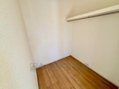 たっぷり収納できる広さがあり、洋服や小物をすっきり整理できるのが嬉しいポイント。 毎日の身支度がスムーズになって、暮らしの快適さがぐっと上がる空間です