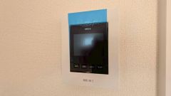 今や必需品となっておりますTVモニター付きインターホンです。録画・再生器のもついており防犯性もばっちりです。