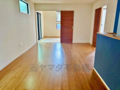 大きな窓のあるリビングは、陽光あふれる明るい空間です。居心地良く、ご家族皆がゆったり寛げる憩いの空間となりそうです。