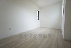 5.2帖。2面採光を確保した明るい室内は、風通しも良く、大変居心地の良い空間となっております。日当たりがよく、子供部屋としての利用もおすすめ。