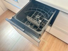 炊事時間を大幅に短縮できる食器洗浄乾燥機付きです＾＾冬場の洗い物による手荒れの悩みも軽減されますね。