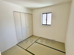 リビング隣には、ホッとできる和室を用意。お子様のお昼寝スペースや書斎としても活躍してくれそうです＾＾