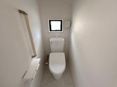 窓付きのトイレは換気もしやすく清潔に使えます＾＾ウォシュレット、暖房便座、節電・節水機能など、使い勝手のよい高機能トイレです。