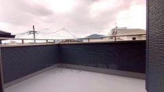 同仕様写真。陽当たりの良いバルコニーです。お洗濯やお布団干しはもちろん、日光浴スペースにも。足元は防水工事施工済です。