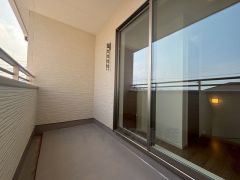 陽当たりの良いインナーバルコニーです。お洗濯やお布団干しはもちろん、日光浴スペースにも。足元は防水工事施工済です。