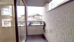 幅広のインナーバルコニーは多少の雨でも洗濯物を守ってくれ、家事を助けてくれること間違いなし。眩しすぎる日差しも和らげます。