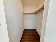 ウォークインクローゼット付き。広々した空間は普段使いから趣味の道具まで様々なものが収納できそうです。