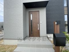 家の顔となる玄関扉がかっこいいと、たくさんの人を招き入れたくなりますね＾＾