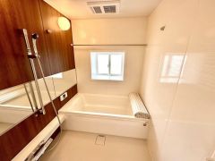 窓付き・浴室乾燥機で換気・雨の日の洗濯もばっちり＾＾明るく清潔にたもてるバスルームです＾＾