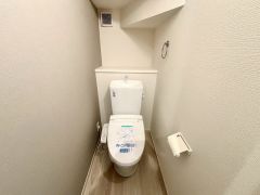 ウォシュレット付きトイレです。1階3階の2ヶ所にトイレがあるので、忙しい朝にもゆとりができますね＾＾ 温水洗浄便座リモコン付き。
