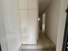 玄関扉から光の差し込む明るい玄関です。 たっぷり収納できるシューズボックス付きなので、家族全員の靴がきれいに整頓できます。