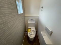ウォシュレット付きトイレです。1階2階の2ヶ所にトイレがあるので、忙しい朝にもゆとりができますね＾＾