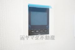 防犯性もばっちり、TVモニター付きインターホン完備。大きなモニターで玄関先を確認できます。録画機能が付いているので不在時の訪問者も確認できて安心です＾＾