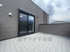 陽当たりの良いバルコニー。十分な広さがあるので一度にたくさんの洗濯物を干すことができます。