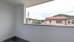 幅広のインナーバルコニーは多少の雨でも洗濯物を守ってくれ、家事を助けてくれること間違いなし。眩しすぎる日差しも和らげます。
