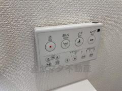 壁リモコンタイプのウォシュレット付き。すっきりした見た目で、トイレ奥の掃除もしやすいです。
