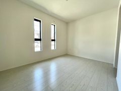 2つの縦長窓からやさしい陽光が差し込む明るい洋室。シンプルな空間で家具のレイアウトもしやすく、子ども部屋や書斎としても活用できます。