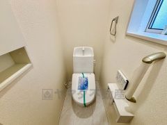 ウォシュレット付きトイレです。1階2階の2ヶ所にトイレがあるので、忙しい朝にもゆとりができますね＾＾ 温水洗浄便座リモコン付き。