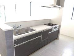 収納も、作業スペースも広々と設けられた使いやすいシステムキッチンです＾＾カウンターキッチンなので、ご家族と会話をしながら楽しくお料理ができます＾＾