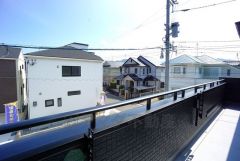 陽当たりの良いバルコニーです。お洗濯やお布団干しはもちろん、日光浴スペースにも。足元は防水工事施工済です。