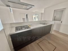 収納も、作業スペースも広々と設けられた使いやすいシステムキッチンです＾＾カウンターキッチンなので、ご家族と会話をしながら楽しくお料理ができます＾＾