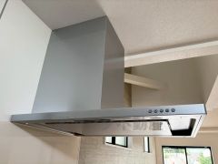 コンロ上には換気扇完備＾＾すぐ横に小窓が設けられているので、換気扇と合わせてWで換気できます＾＾