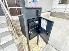 不在時でも荷物の受け取りができる便利な宅配ボックス付き