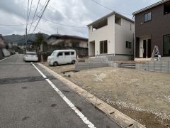 前面道路:北側約8ｍ、南側約6メートル。