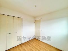 住む人のこだわりを活かす洋室。日当たりがよく、寝室としての利用もおすすめ。広めのクローゼットには荷物をすっきり片付けられ、ゆとりのある暮らしが出来ます＾＾