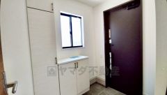 採光も考えられた明るい玄関です。たっぷり収納できるシューズボックス付きなので、家族全員の靴がきれいに整頓できます。