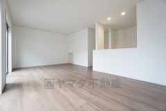 家族が集まる開放的なリビング。思い思いの時間を過ごしたり食事をしたり、素敵な団らんの場になりますね。