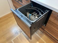 家事の時間が短縮できる食器洗浄乾燥機付。後片付けも楽になりますね。