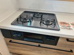 3種類の料理が同時に調理できる、3口ガスコンロ。忙しい朝食やお弁当作りも効率良くお料理できますね＾＾