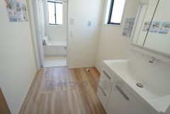 洗面台、洗濯機置き場、バスルームが連なっている、生活導線の考えられた作りになっています。