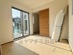 リビング隣には、ホッとできる和室を用意。お子様のお昼寝スペースとしても。大型の収納があるので書斎としても活躍してくれそうです＾＾