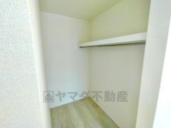 ウォークインクローゼット付き＾＾ハンガーパイプ下にボックスを置いて、枕棚を活用して、たっぷりと収納できそうです＾＾