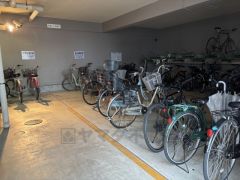 共用部。駐輪場にはしっかり屋根があるので雨や雪から自転車を守ります。お子様を乗せたり降ろしたりする際も慌てず安心です。