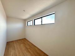 3階5帖の洋室です。ナチュラル色のフローリングで開放的な優しい雰囲気になっています＾＾