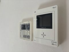 防犯性もばっちり、TVモニター付きインターホン完備。大きなモニターで玄関先を確認できます。録画機能が付いているので不在時の訪問者も確認できて安心です＾＾