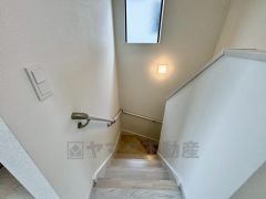 日中でも暗くなりがちな階段には、小窓を配置し採光も考えられたつくり＾＾