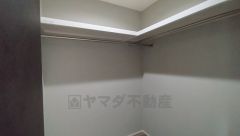 収納力豊富なウォークインクローゼット。洋服や小物などを1箇所にまとめて美しい収納を実現します。スーツケースのような大型の荷物も置けます＾＾